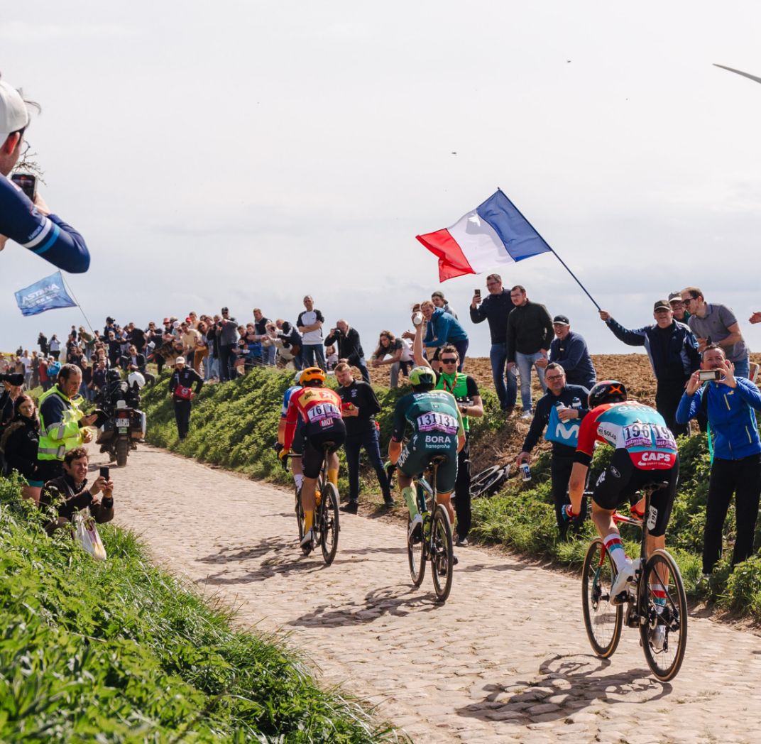 Lotto corriendo en el adoquín de Paris Roubaix